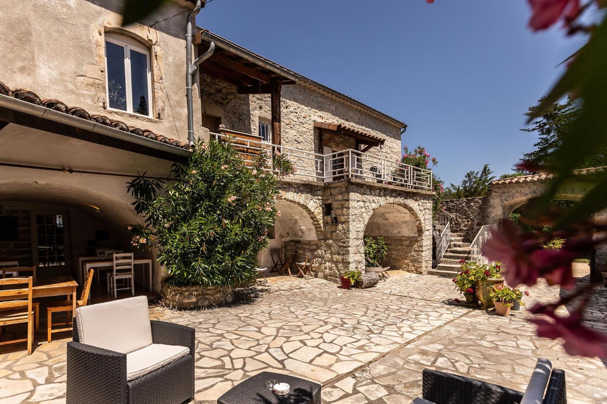 Hotel les monteils Grospierres Exterior foto